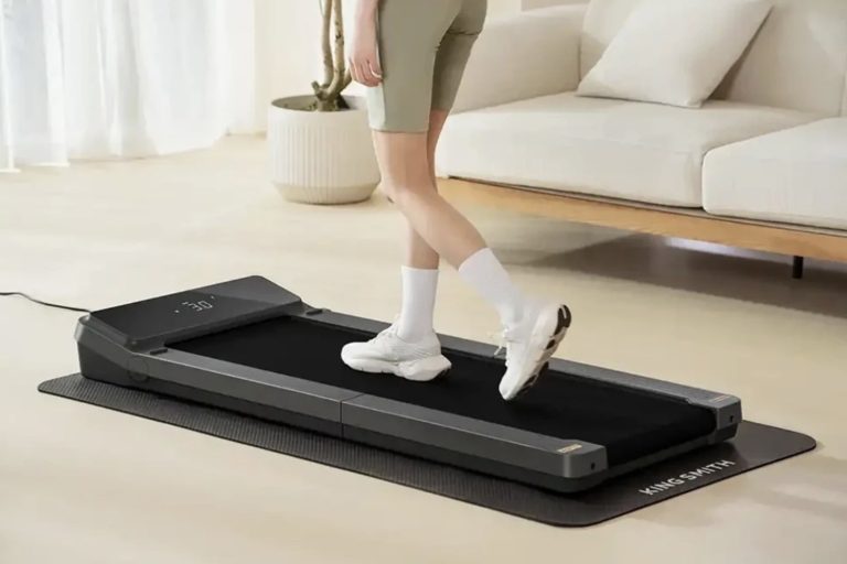 Chodiaci pás pod stôl v modernej obývačke – kompaktný walking pad na každodennú chôdzu, prácu z domu a zlepšenie kondície bez nutnosti návštevy posilňovne.